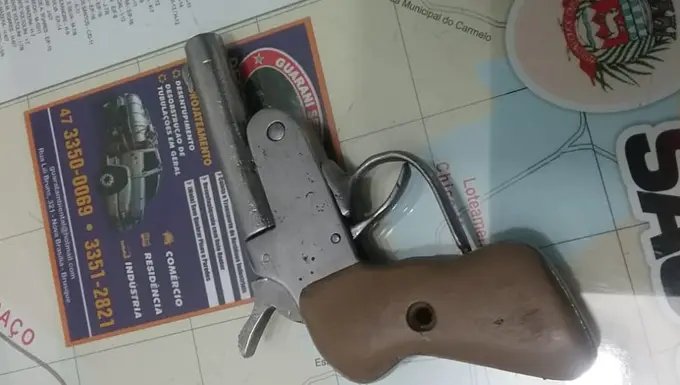 Arma de fabricação caseira é encontrada por policiais