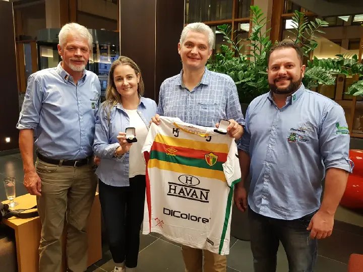 Bruscão presenteia alemães através da comitiva que visita Karlsruhe