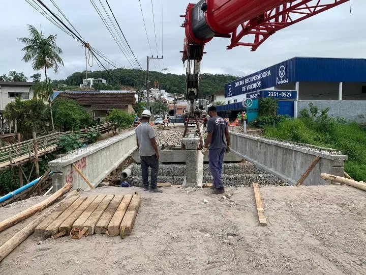 Equipes iniciam i&ccedil;amento das vigas da ponte do Guarani