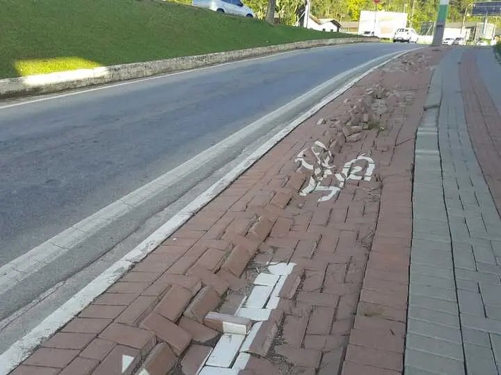 Caminh&atilde;o teria quebrado espa&ccedil;o na cal&ccedil;ada, diz Prefeitura 