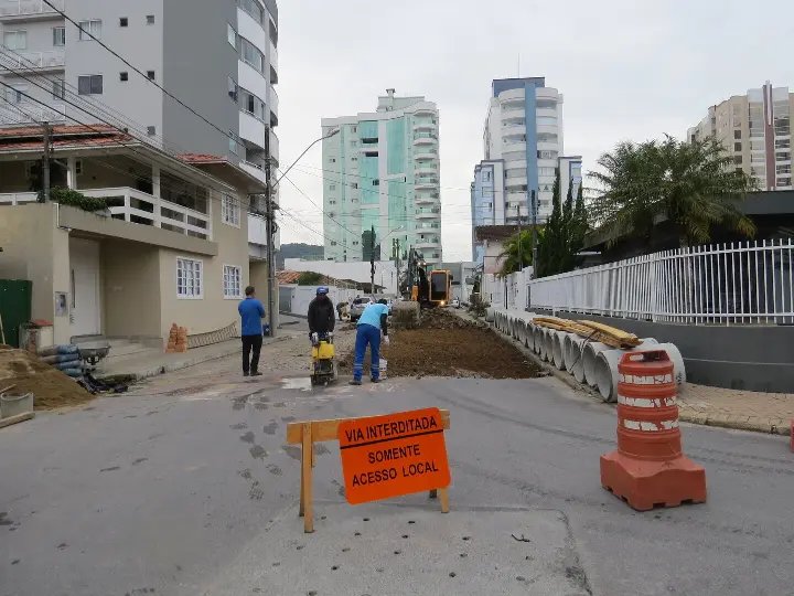 Secretaria de Obras inicia drenagem na rua Riachuelo, no Centro