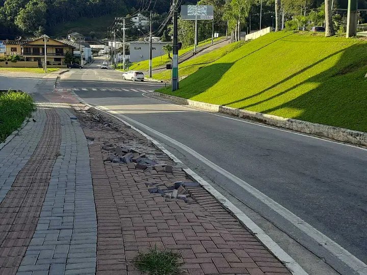 Cal&ccedil;ada cedeu e traz risco a pedestres e ciclistas