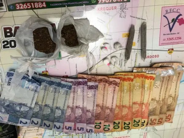 PM detém mulher suspeita de tráfico de drogas