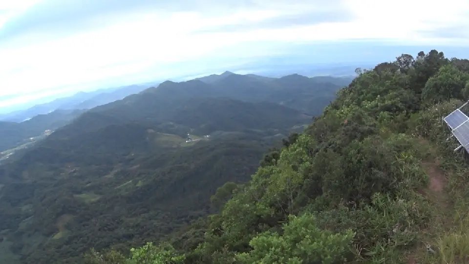 Avi&atilde;o cai em &aacute;rea de dif&iacute;cil acesso na cidade de Ilhota