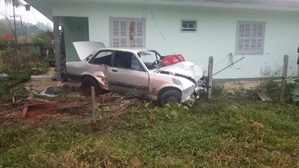 Carro sai da pista, derruba cerca e condutor fica ferido com gravidade