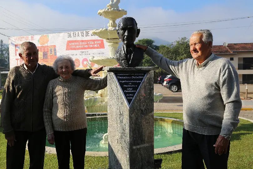 Praça trintenária ganha busto de Theodoro Debatin