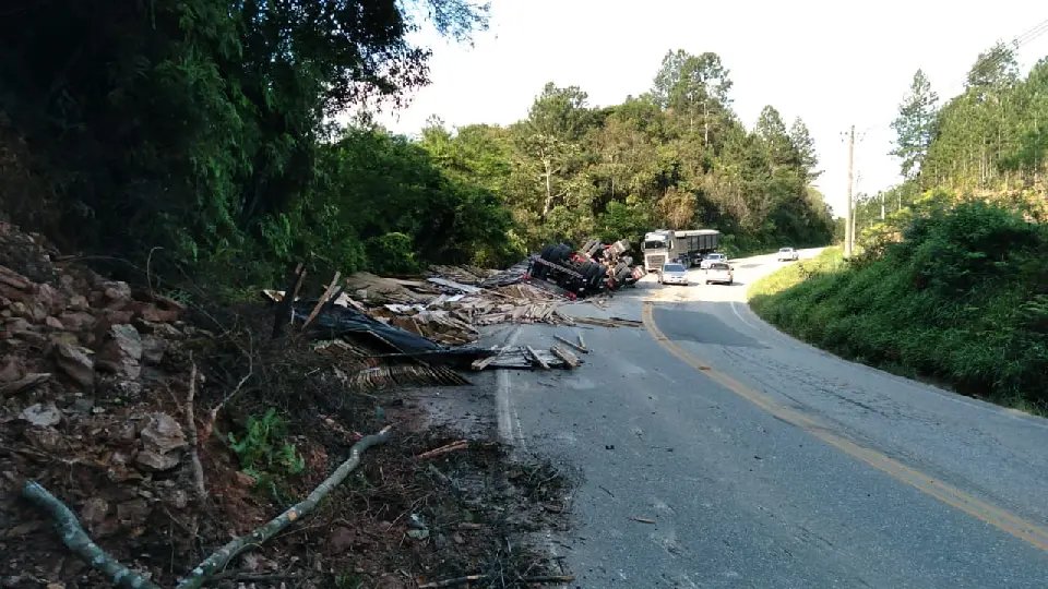 (V&iacute;deo) Rodovia Pedro Mer&iacute;zio tem segundo tombamento de carreta, em Botuver&aacute;