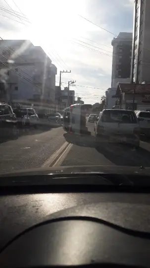 Carro tomba na rua Herc&iacute;lio Luz