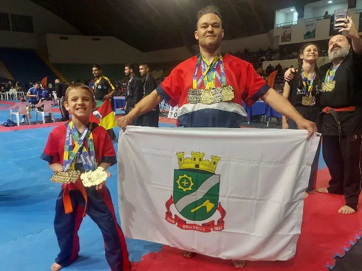 Atletas de Brusque competem no Brasileiro de Kickboxing