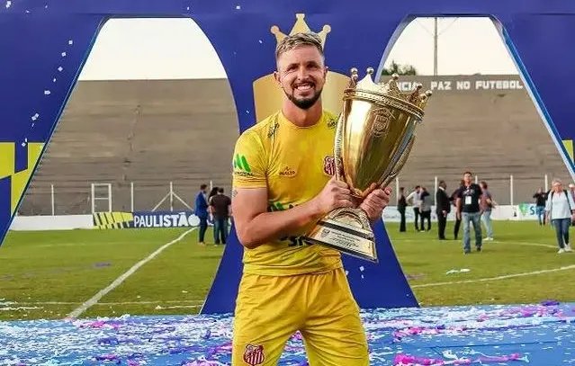 Quadricolor encerra prepara&ccedil;&atilde;o e anuncia contrata&ccedil;&atilde;o de goleiro