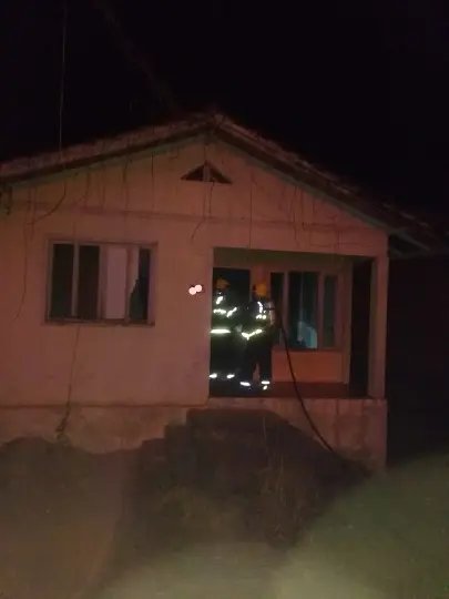 Fogo destroi parte de resid&ecirc;ncia no bairro Azambuja