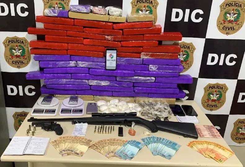 Pol&iacute;cias 'miram' em um e acertam dois traficantes de uma vez