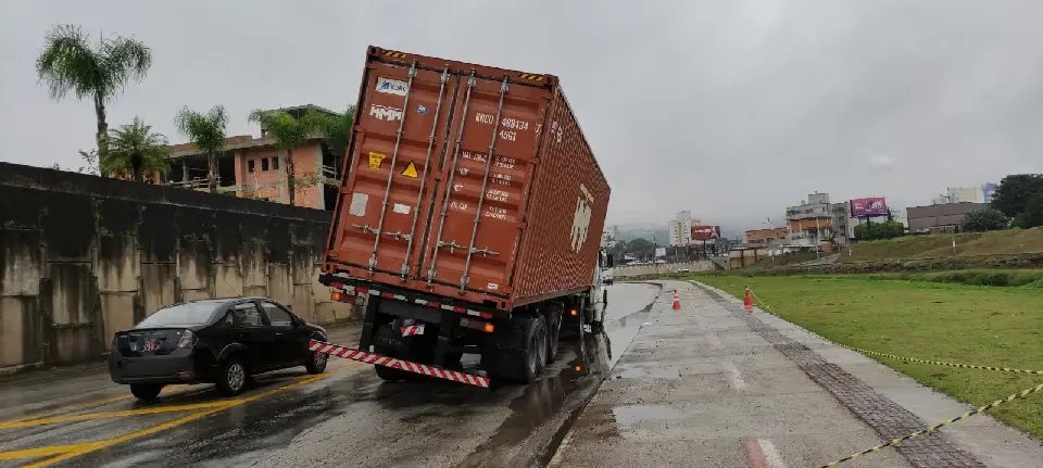 Veja o que disse o motorista sobre o cont&ecirc;iner na Beira Rio