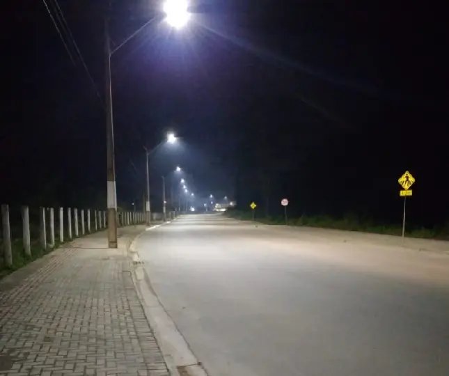 Trecho da rua Abr&atilde;o de Souza e Silva recebe nova ilumina&ccedil;&atilde;o 