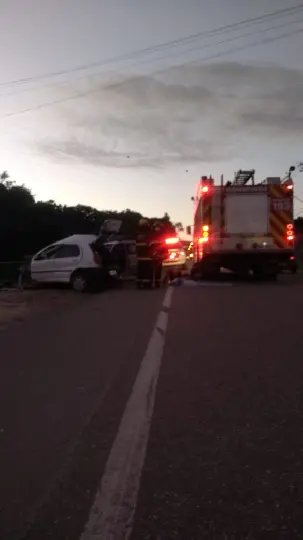 Carros batem de frente e uma pessoa morre na rodovia Ivo Silveira