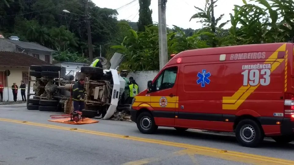 Caminhão betoneira tomba e deixa motorista preso as ferragens