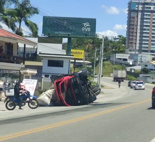 Caminh&atilde;o tomba &agrave;s margens da rodovia Ant&ocirc;nio Heil, no Nova Bras&iacute;lia