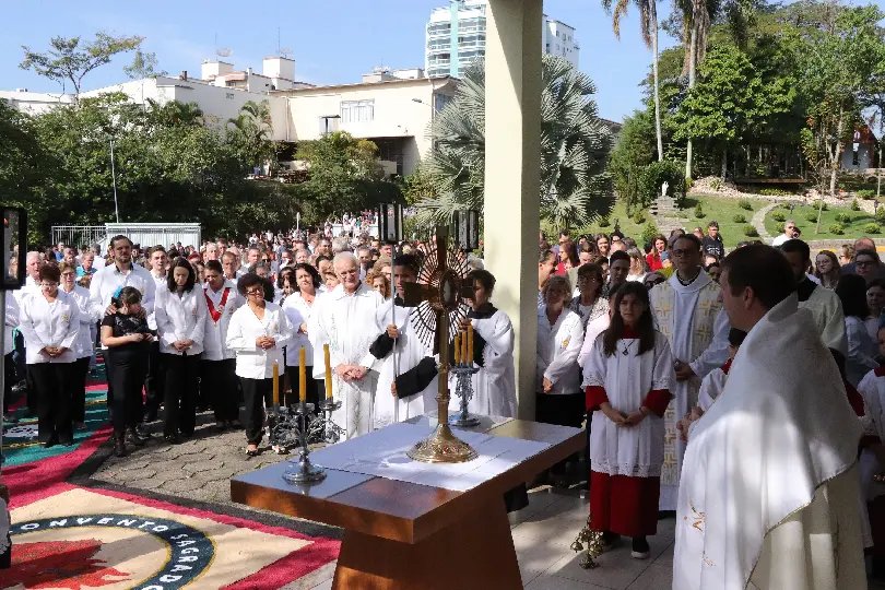 Milhares de fiéis participam da celebração de Corpus Christi