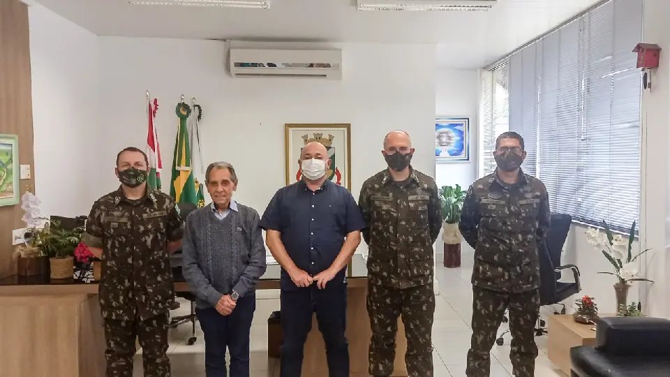 Prefeito Ari Vequi recebe visita de General de Brigada do Exercito