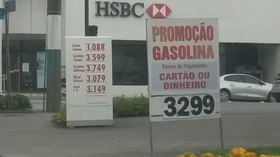 Metade dos postos vende gasolina no mesmo preço