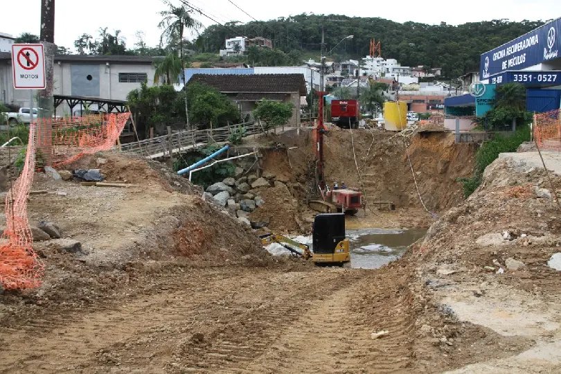 Obras na ponte do Guarani avan&ccedil;am e equipes trabalham em duas frentes
