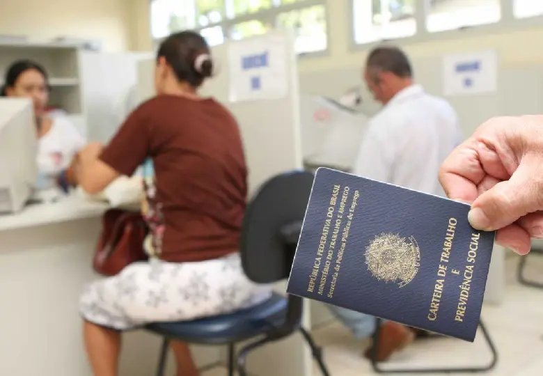 Empregadores pagarão multa por não assinar carteira