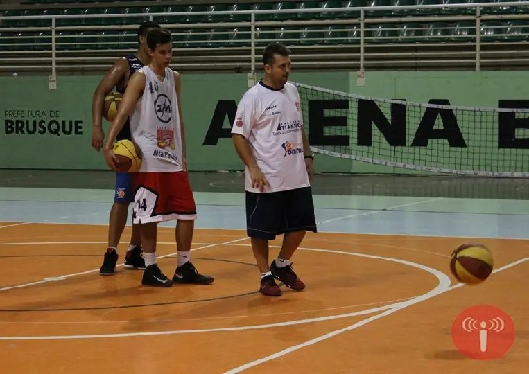 AD Brusque enfrenta dupla paranaense