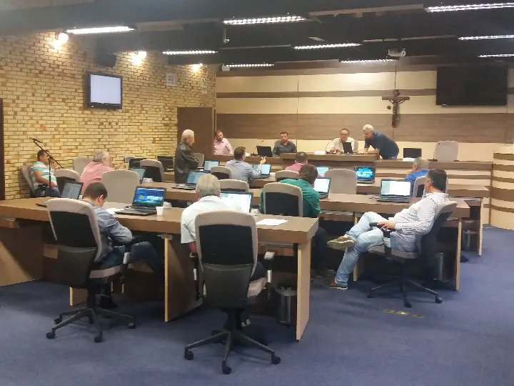 Sessão extra aprova recursos para telhado do pavilhão