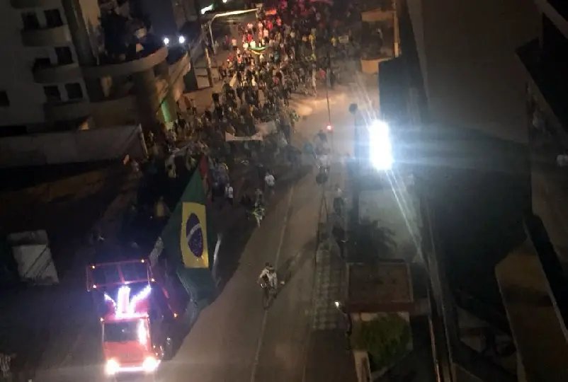 Manifestação se repete em Brusque, desta vez no Centro