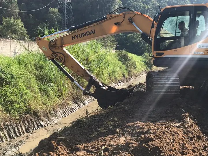 Secretaria de Obras realiza limpeza de vala na rua S&atilde;o Pedro 