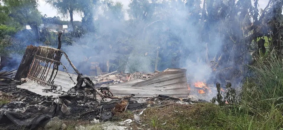 Inc&ecirc;ndio atinge constru&ccedil;&atilde;o abandonada no Bateas