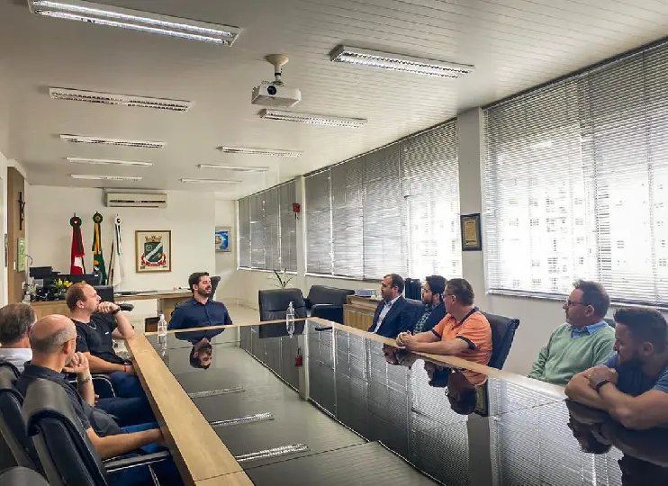 Andr&eacute; Vechi recebe lideran&ccedil;as do Novo na Prefeitura