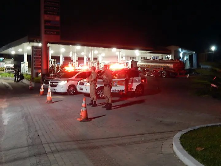 Veículos de emergência recebem combustível com escolta