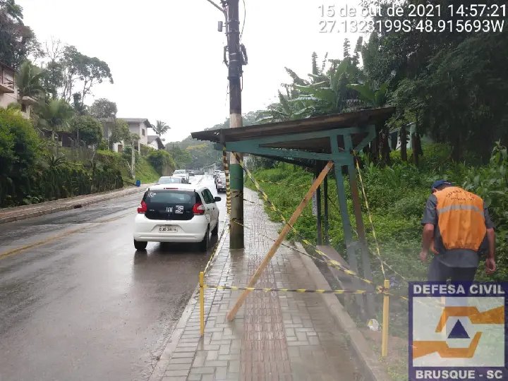 Ponto de &ocirc;nibus com risco de cair &eacute; interditado pela defesa civil de Brusque