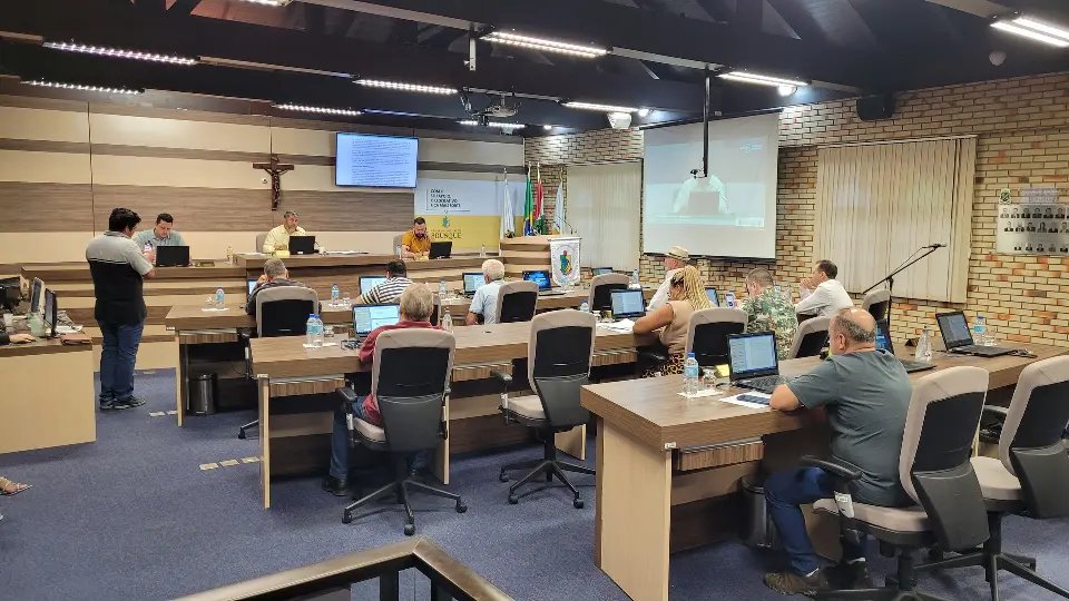 Sess&atilde;o de bate-bocas na plateia e no plen&aacute;rio 