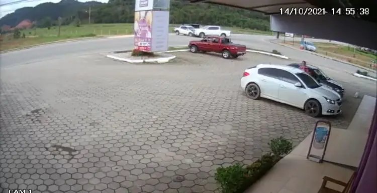 C&acirc;meras flagram colis&atilde;o frontal entre carros 