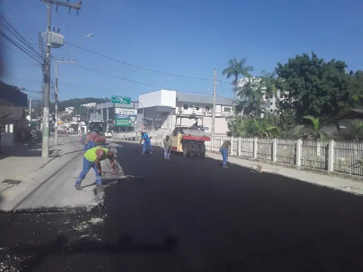 Conclu&iacute;da a pavimenta&ccedil;&atilde;o asf&aacute;ltica da rua Florian&oacute;polis e o tr&acirc;nsito est&aacute; liberado