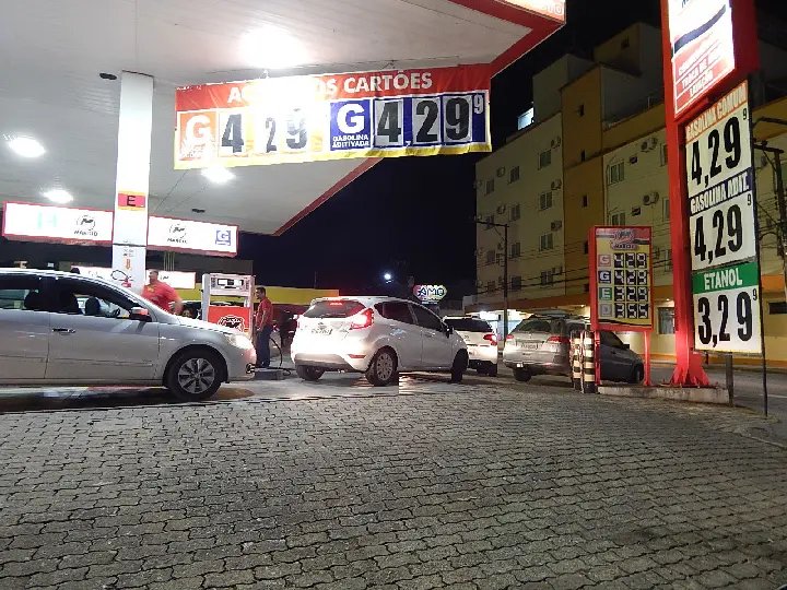Postos enfrentam filas para abastecer nesta noite de quarta