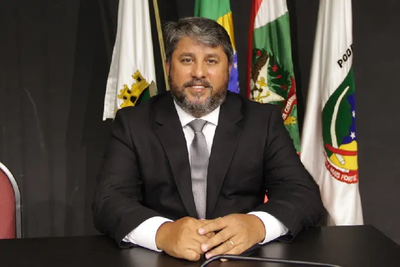 Deivis da Silva assume a presid&ecirc;ncia da C&acirc;mara de Brusque