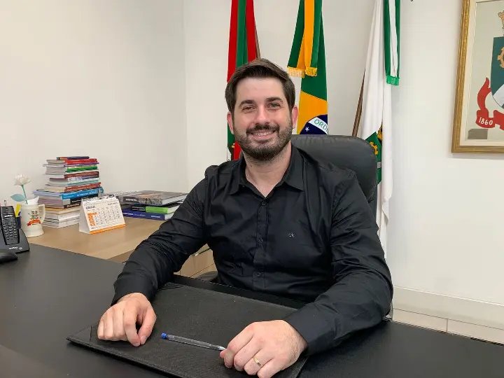 Andr&eacute; Vechi toma posse como prefeito interino