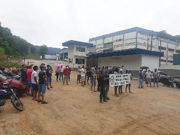 Empregados protestam contra empresa por sal&aacute;rios atrasados