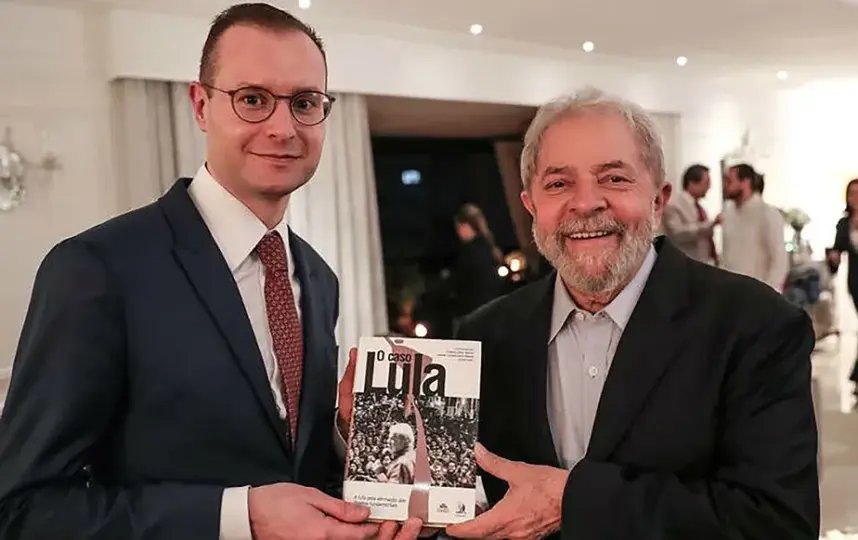 Lula indica pr&oacute;prio advogado para vaga no STF