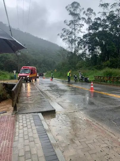 Cabeceira de ponte rui, em Guabiruba, e tr&acirc;nsito &eacute; limitado