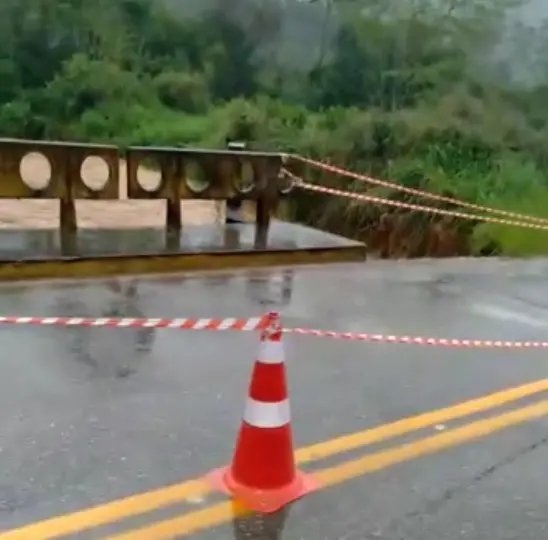 (V&Iacute;DEO) For&ccedil;a da &aacute;gua obriga interdi&ccedil;&atilde;o de parte da ponte