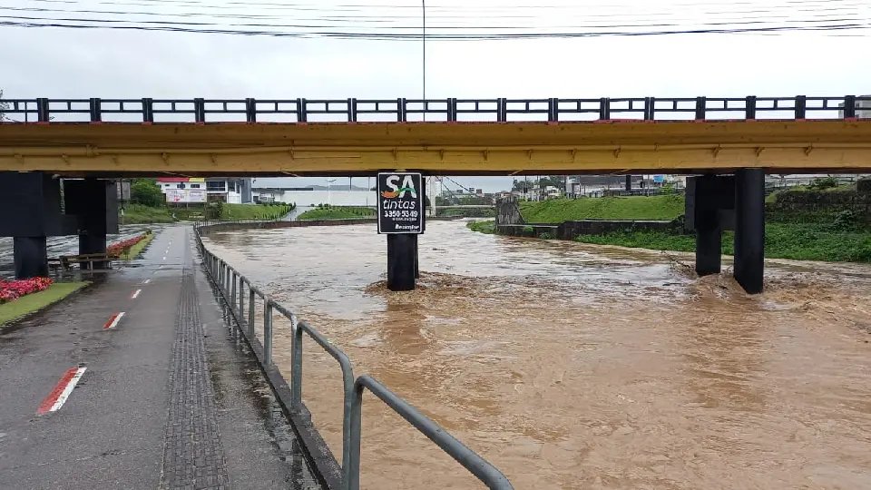 (V&Iacute;DEO) Rio Itaja&iacute;-Mirim sai da calha e come&ccedil;a a invadir pista 