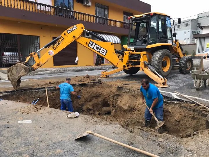 Prefeitura realiza conserto de tubula&ccedil;&atilde;o na rua Guilherme Niebuhr 