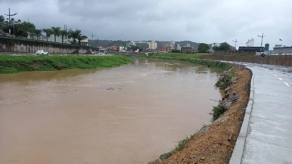 Rio Itaja&iacute;-Mirim deve sair da calha na tarde desta ter&ccedil;a-feira (12)