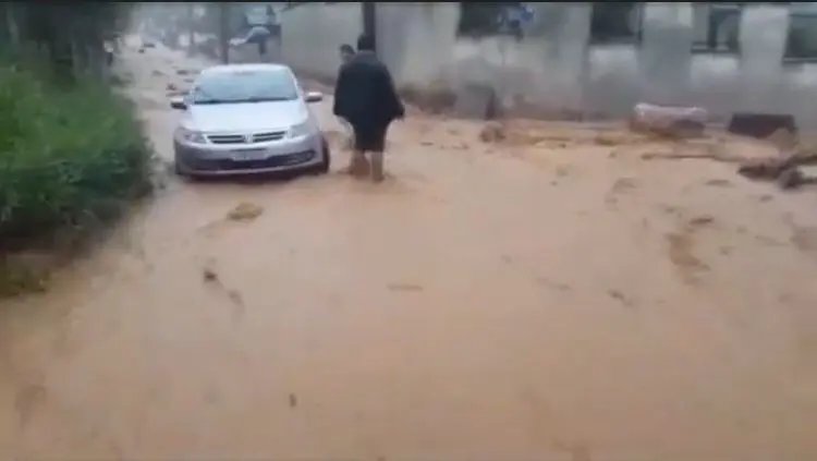 (V&Iacute;DEO) Nova enxurrada atinge moradores e alaga ruas em Guabiruba