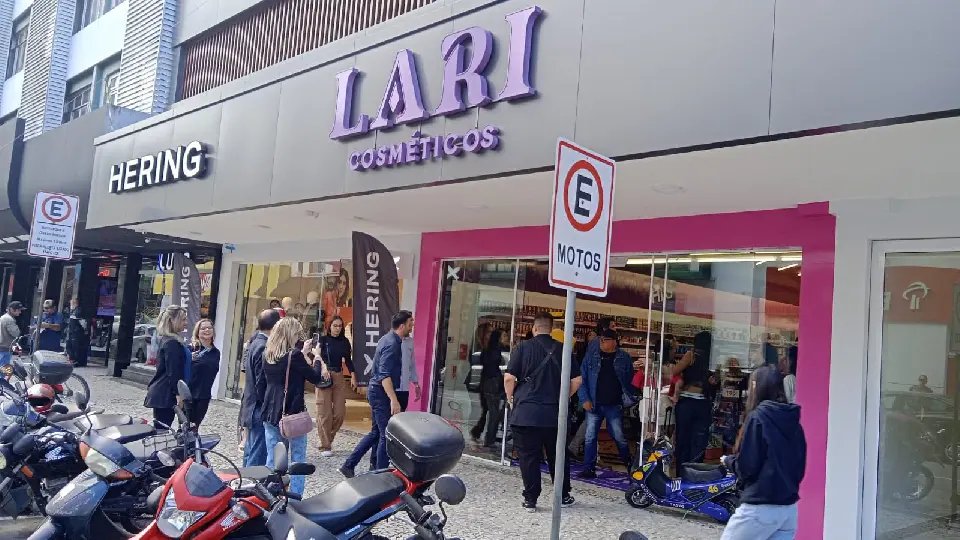 Lari Cosm&eacute;ticos inaugura quarta loja em Brusque