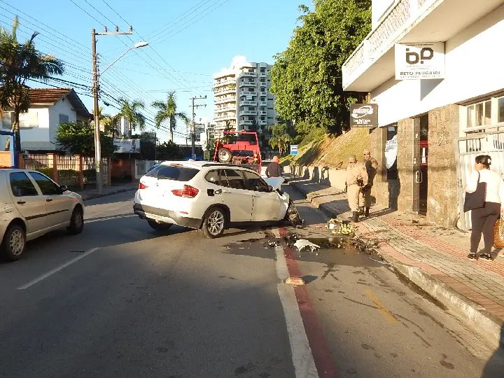 BMW colide contra portão de residência na região central